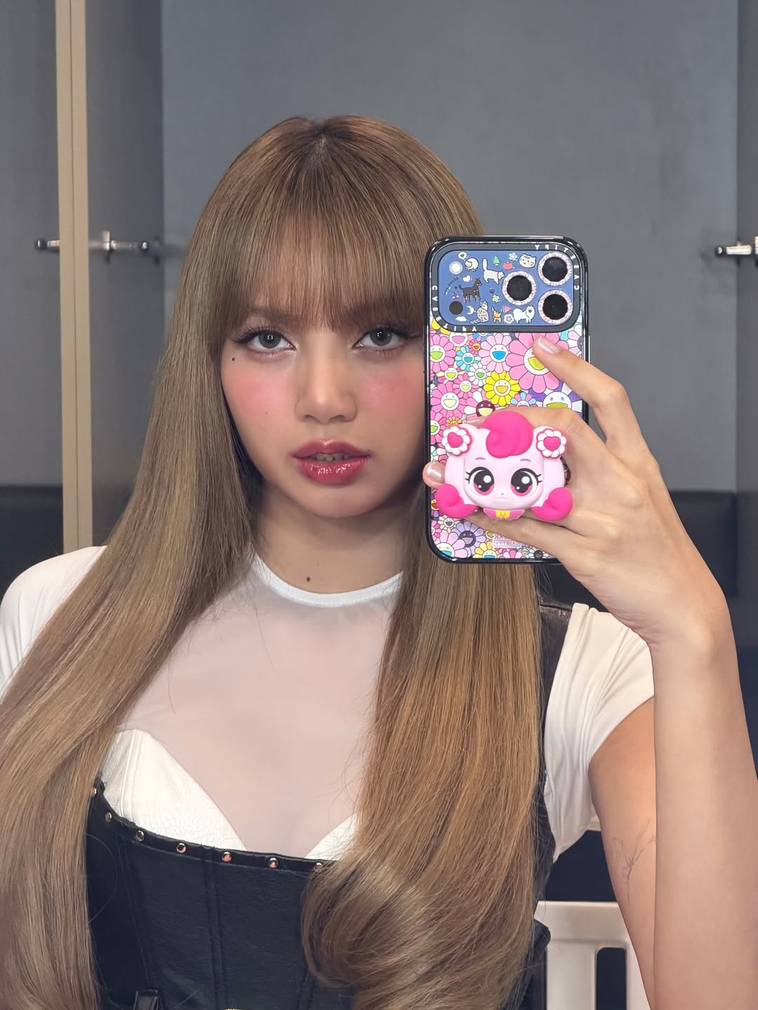 Lisa BLACKPINK pamer Phone Grip. Foto: Instagram/@lalalalisa_m