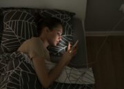Tidur dekat ponsel