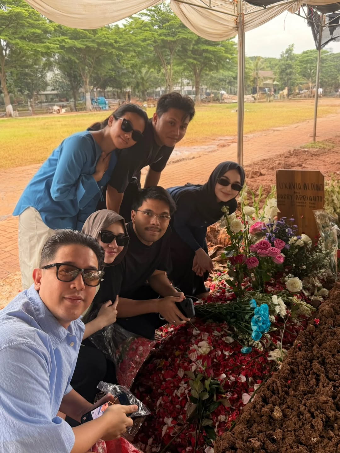 Mahalini dkk di makam Vidi Aldiano
